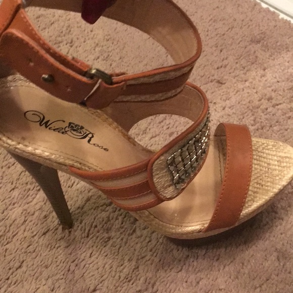 Tan heels - Picture 2 of 4